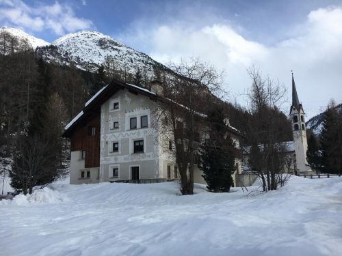 Chesa Tussilago Familienfreundliche Gartenwohnung