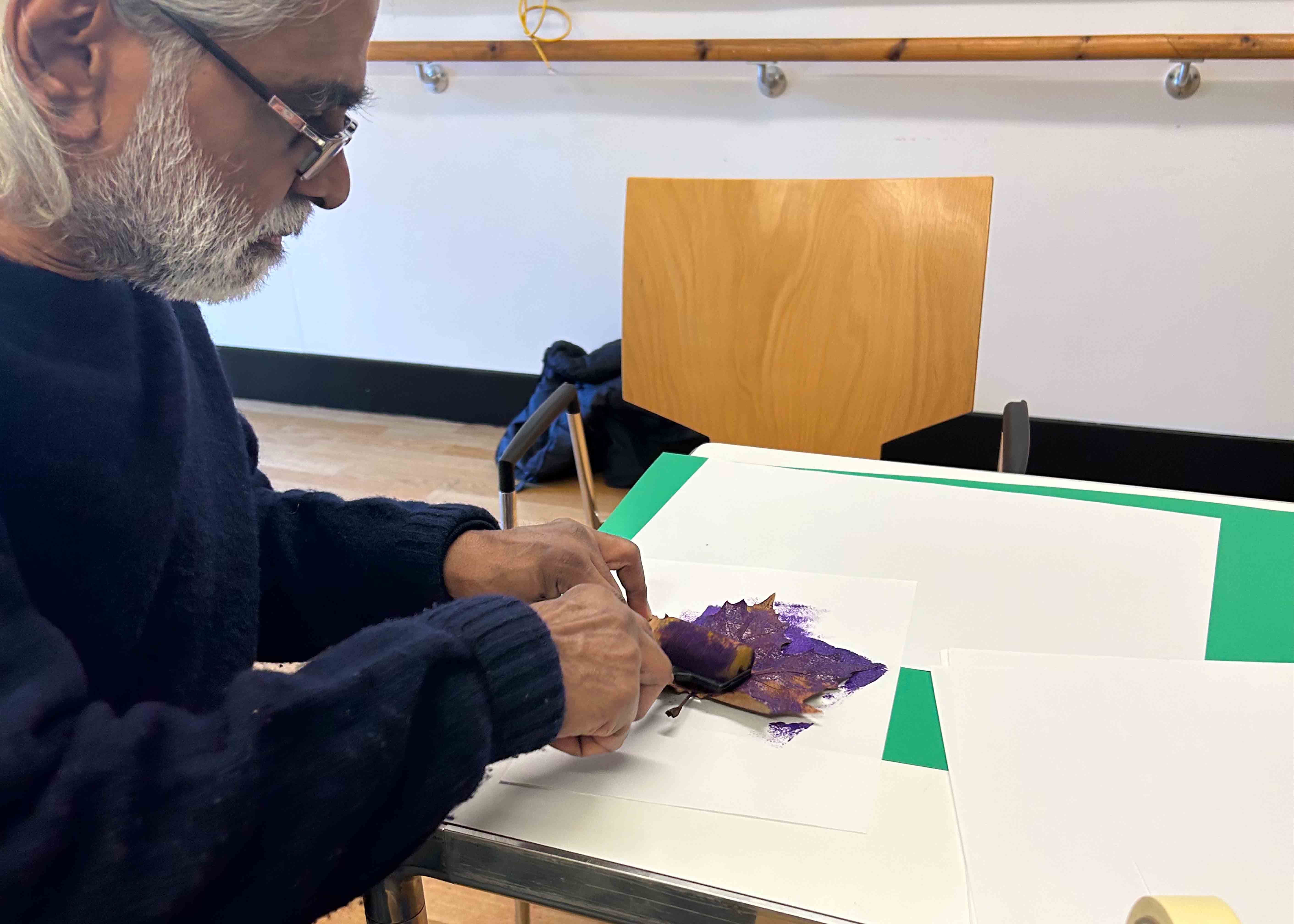 Applying ink to a leaf