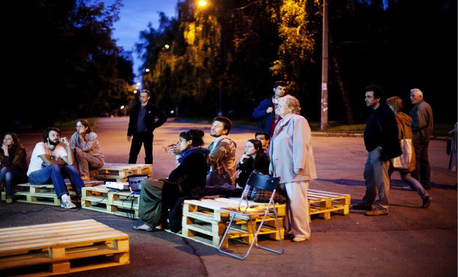 Figure 4: Residents in Troparevo-Nikulino providing feedback on the first prototype of SynchroniCITY. Image credit: Strelka Institute