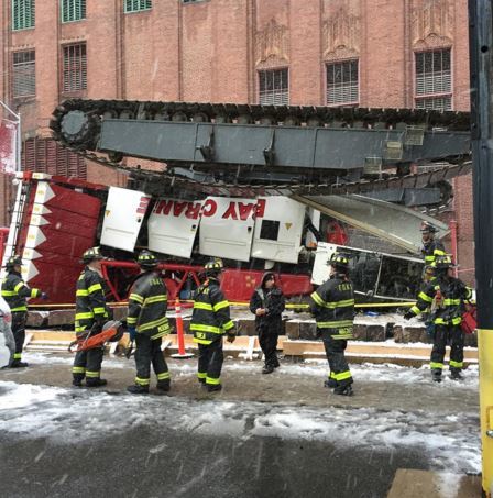 Crane_collapse2_gzfela.jpg