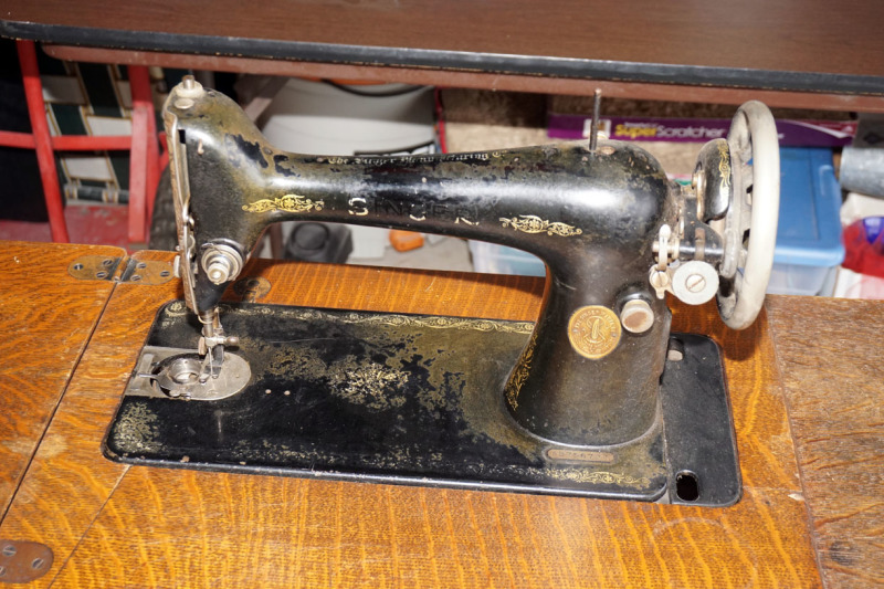 Singer Wooden Sewing Box- 4$! Going to be refurbishing it into a