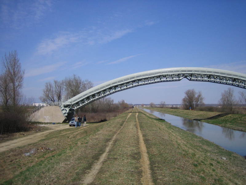 curved_bridge2_d2wi8c.jpg