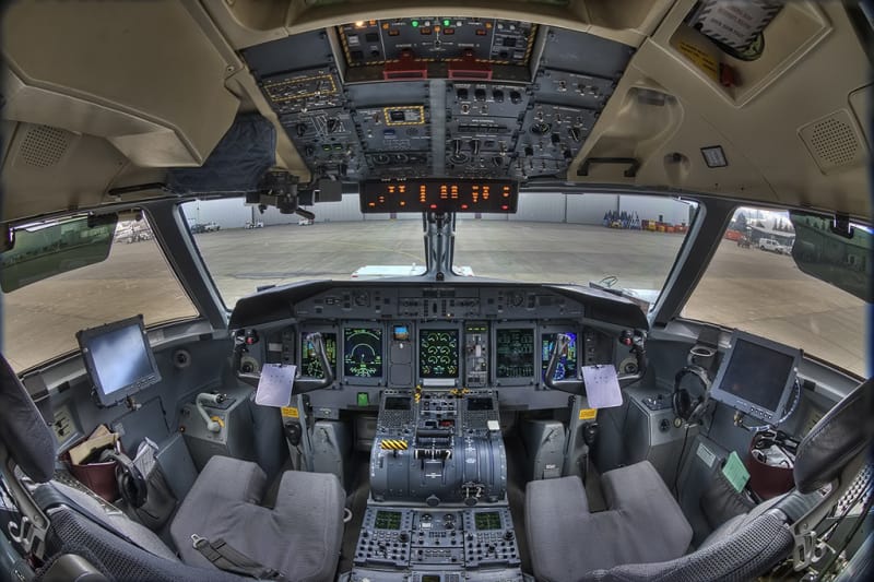 b737 max 8 cockpit