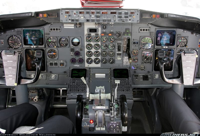 Boeing-737-476_sn28150_-cockpit-Panel_and_center-console-Quantas_VH-TJX_xujahk.jpg