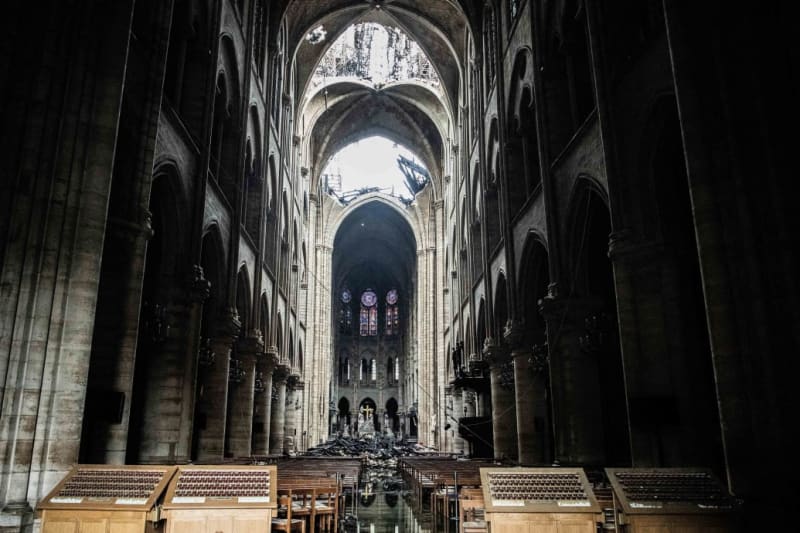 190416-inside-notre-dame-fire-4_stqekg_ur5hud.jpg