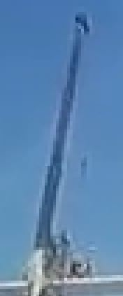 Crane_mast_-_WSVN_Frame075_pveyzv.jpg