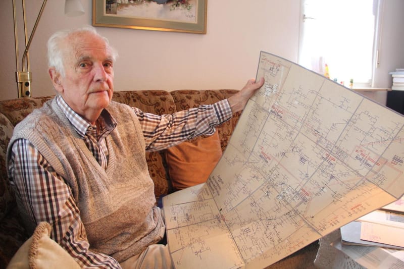Gerhard_Kies_with_a_circuit_diagram_of_the_rear_derailleur_Biberach_from_1932_lawcx0.jpg