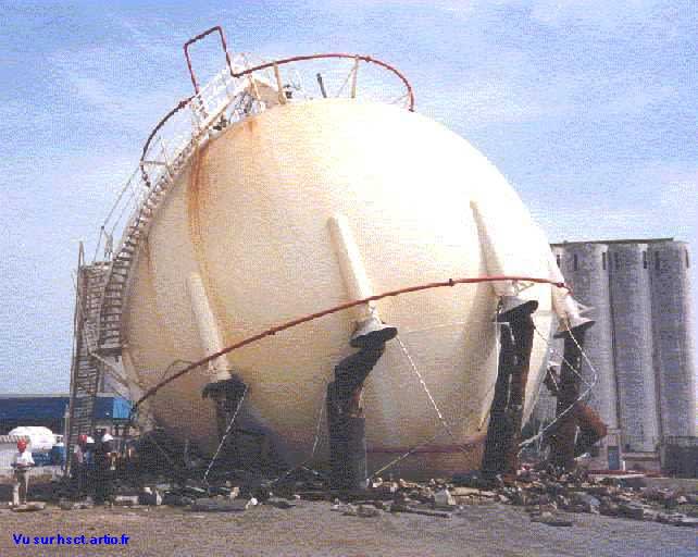 collapse_of_spherical_tank_yjeyum.jpg
