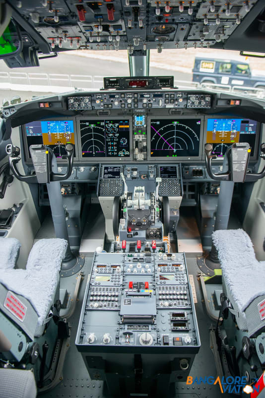 b737 max 8 cockpit b737 max 8 cockpit