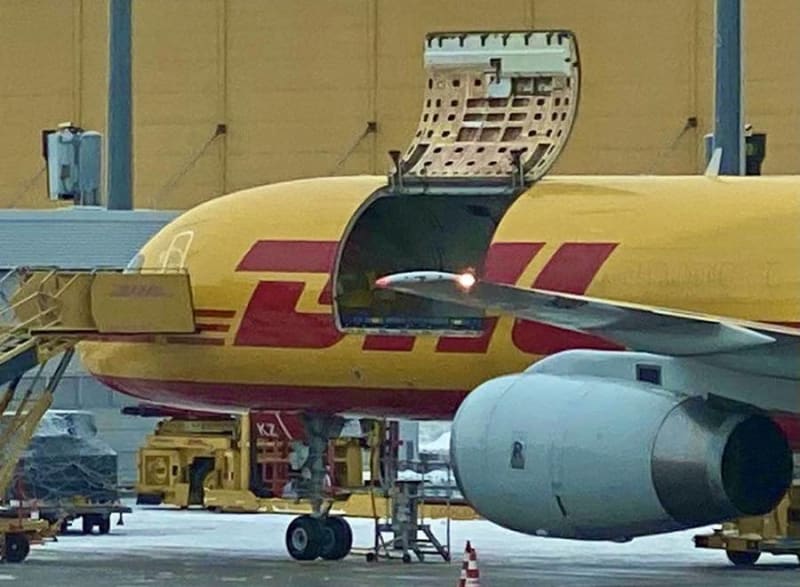 DHL-Boeing-757-Freighter-Door-Open-In-Flight-14_rodvep.jpg