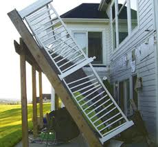 Deck_collapse_from_blog.ufpi.com_xgfjiz.jpg