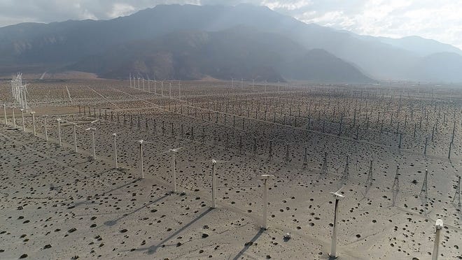 Palm_Spring_Wind_turbines_xphjgc.jpg