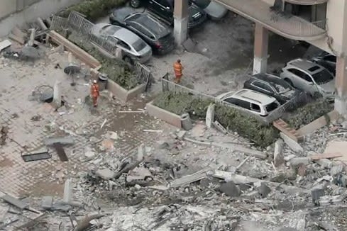 Column_came_though_planter_box_Tight_Crop_AP_Building_Collapse_Miami_ypmprb.jpg