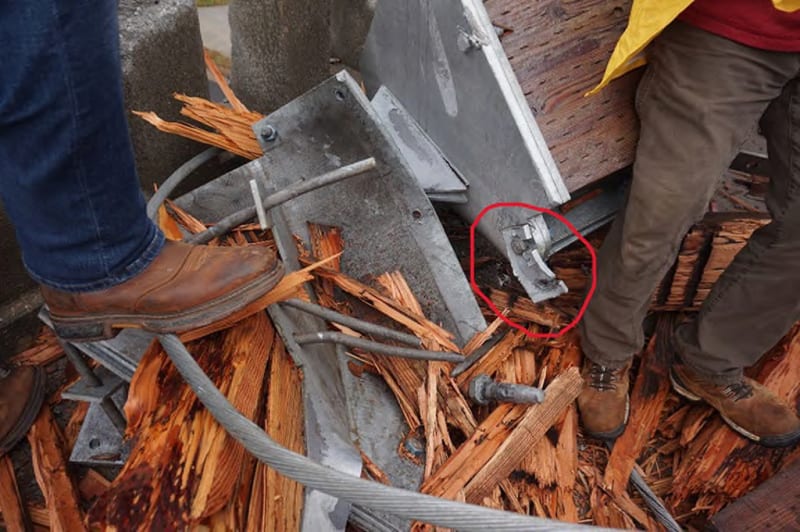 Asymetric_bracket_attachment_on_lower_arch_._Photograph_14_dqj2lk.jpg
