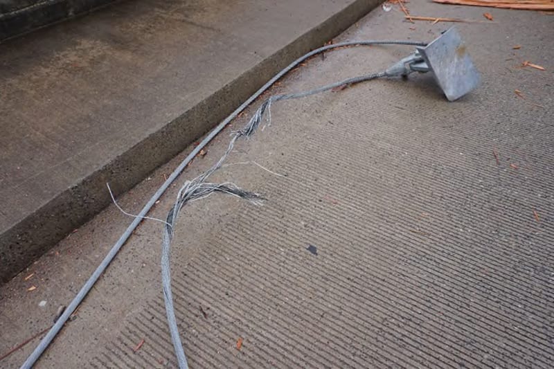 Frayed_Cable_._Weld_failure_puyzew.jpg