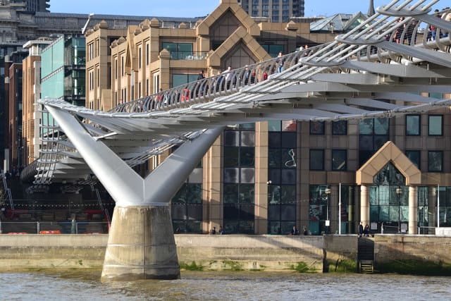 Under_the_Millennium_Bridge__London__geograph_4907090_iiopym.jpg