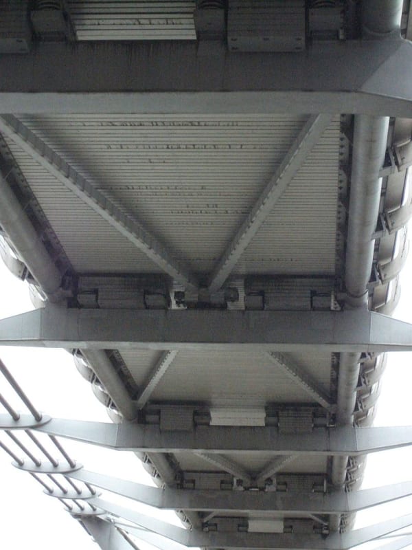 Millennium_Bridge_decking_underside_qyxftn.jpg