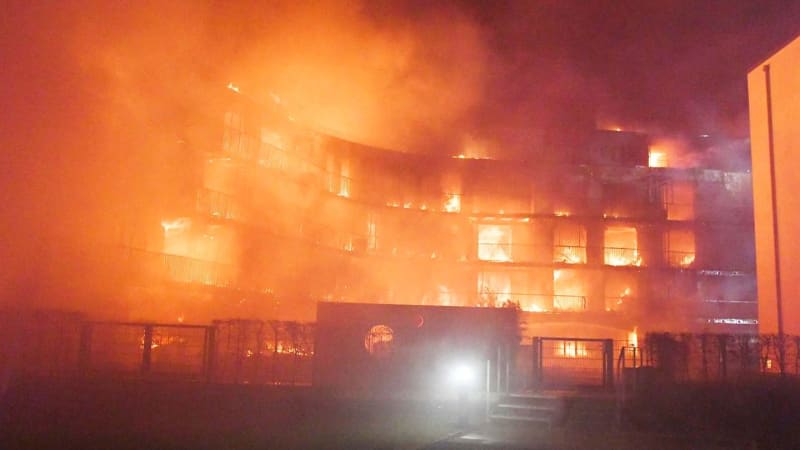 balkone-essen-feuer-brand-wohnkomplex_whgtoy_eqdb48.jpg