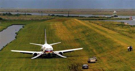 TACA_737-300_Engine-Out_Levy_Landing_near_NOLA_24_May1988_jh03kq.jpg