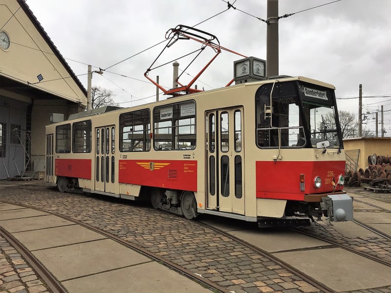 1280px-Tatra_T6A2__28226_001-2_29_Stra_C3_9Fenbahnmuseum_Dresden_cmswmv.jpg