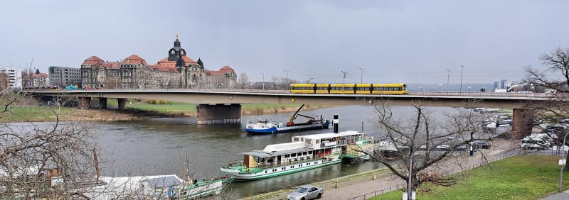 1920px-20230306.Blick_von_der_Br_C3_BChlschen_Terrasse_zur_Carolabr_C3_BCcke.-014__28cropped_29_p7me0i.jpg