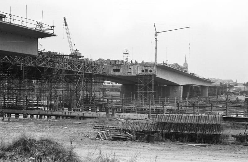 19700821400NR_Dresden_Dr_Rudolf-Friedrichs-Br%C3%BCcke_Carolabr%C3%BCcke_gm7cmp.jpg