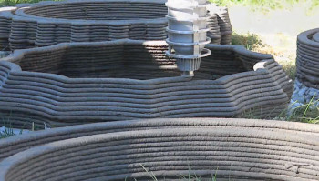Materials like 3D-printed concrete could replace prefabricated parts on a building site. (Image courtesy of Andrey Rudenko/YouTube.)