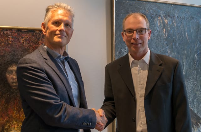 PAVING THE WAY FOR INDUSTRY 4.0 SOLUTIONS. Leading Northern European SOLIDWORKS reseller PLM Group’s CEO Jan Lundström (left) shakes hands with LMT Group’s CEO Jörgen Fredsson. Together with LMT’s Ravema machine business, this combination is positioned to create Industry 4.0 solutions.