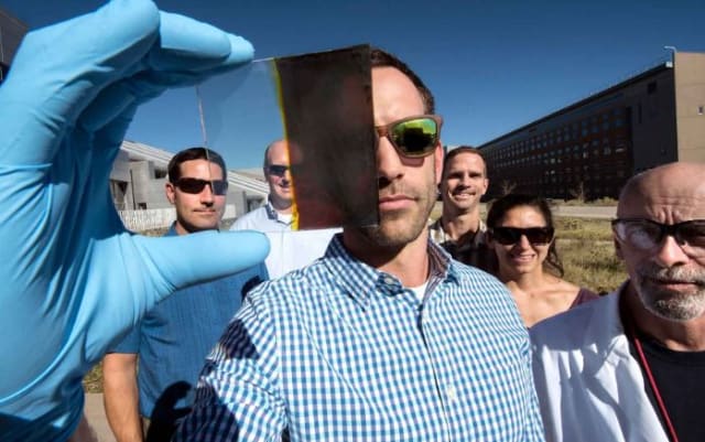 Regular Glass (left) vs Photothermal Glass (right). Image courtesy of NREL.