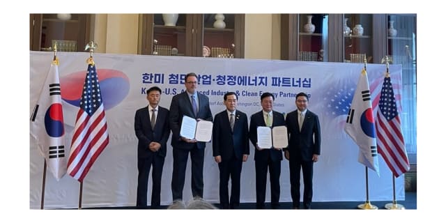 Rockwell and Doosan officials join South Korea’s Minister of Trade, Industry and Energy Lee Chang-Yang at the official signing ceremony. (Left to right) Yong Ha Lee, Regional Director, Korea, Rockwell Automation; Ed Moreland, Vice President, Government Affairs and External Communications, Rockwell Automation; Minister Lee Chang-Yang, South Korea’s Minister of Trade, Industry and Energy; Hongsung Moon, President and Chief Business Officer, Doosan Corp.; William Junghoon Ryu, Chief Executive Officer, Doosan Robotics. (Image Source: Business Wire)