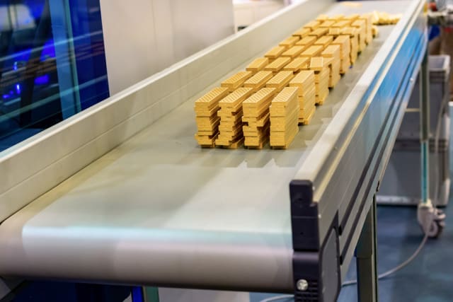 Parts on a conveyor are constrained in the z axis.