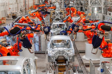 SAP PLM manages the eBOM (engineering Bill of Materials) created in the product development process, i.e., the configuration of the product variants, while PTC’s Windchill manages the mBOM (manufacturing BOM) and the eBOM to mBOM conversion process.