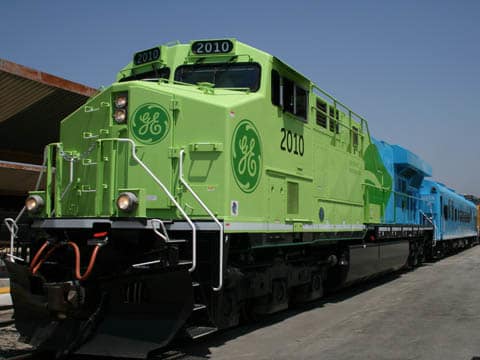 GE Transportation’s concept for a hybrid electric train, showcased in 2007. (Image courtesy of Railway Gazette.)