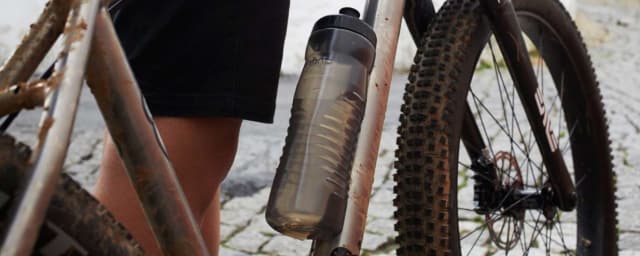 Fabric’s innovative cageless water bottle. (Image courtesy of Fabric.)