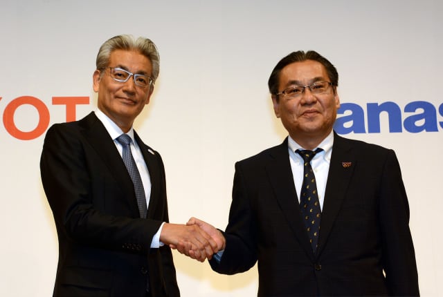 From left, Toyota President Akio Toyoda and Panasonic President Kazuhiro Tsuga announced a joint venture in 2019 that has now come to fruition as Prime Planet Energy & Solutions. (Image courtesy of Toyota Motor Corporation.)