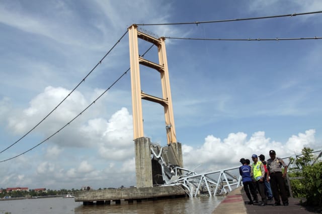 Kutai Kertanegara bridge after its collapse in 2011. (Image courtesy of New Civil Engineer.)