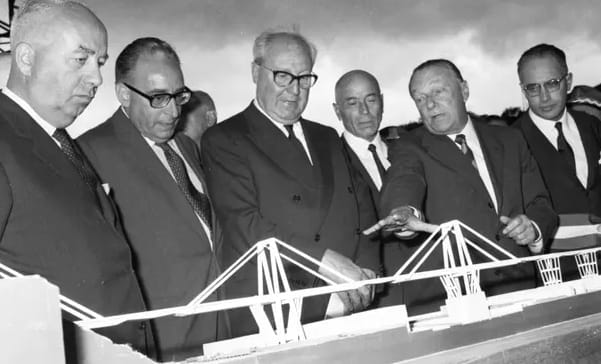 Riccardo Morandi (second from right) demonstrates a model of the Morandi Bridge to the then Italian president, Giuseppe Saragat (third from left), during the bridge’s inauguration. (Image courtesy of Handout/AFP/Getty Images.)