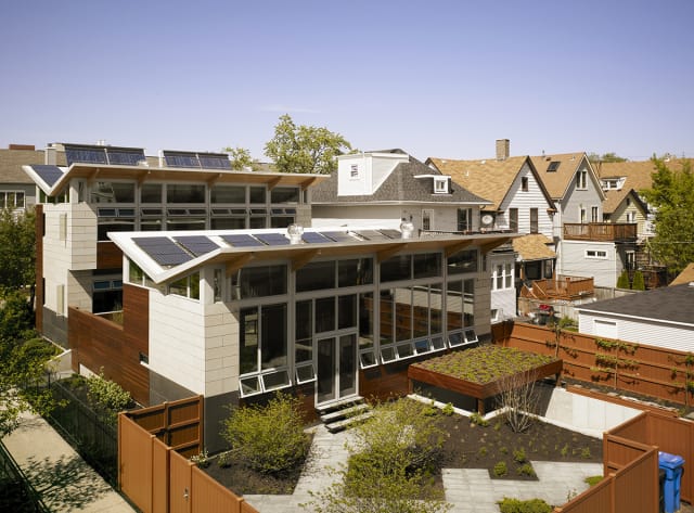 The Yannell House has 96 windows that limit the need for the use of lighting, as well as 48 solar panels, which make the house generate more electricity than it consumes in the summer. (Image courtesy of Farr Associates.)