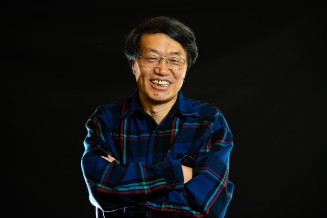 Chongmin Wang. (Photo by Andrea Starr | Pacific Northwest National Laboratory.)