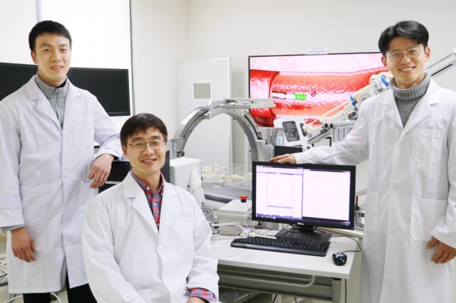From left, Ph.D. student Sungwoong Jeon, Professor Hongsoo Choi and Ph.D. student Kangho Kim have developed an attachable guidewire microrobot to assist with cardiovascular disease surgeries. (Image courtesy of DGIST.)