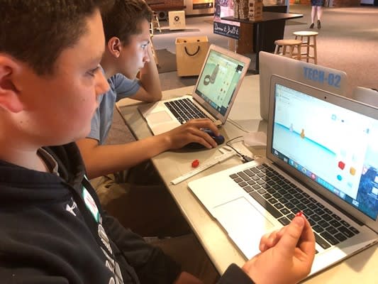 Students use Tinkercad to design board game pieces at the Boston Children’s Museum. (Image courtesy of Autodesk.)
