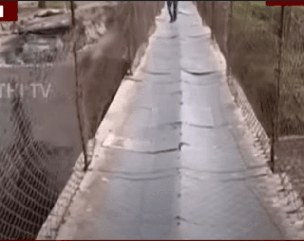 The bent aluminum(?) plates on the Morbi bridge had been replaced. Picture from Eng-Tips.com.