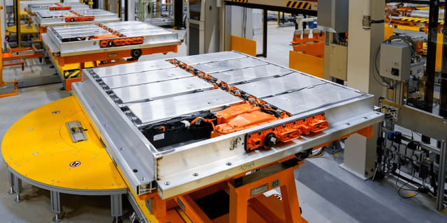 Pilot production has already started on a small scale in Volkswagen’s Northvolt factory in German Salzgitter. In 2024, the plant will produce battery cells with a capacity of 16 GWh, but it is still unclear when the expansion to 24 GWh will take place. All in all, VW will have to continue to purchase cells from suppliers on a massive scale. With an average battery capacity of 50 kWh in their vehicles, the planned 16 GWh production is only enough for 320,000 electric cars, which is roughly only the capacity of one of their electric car manufacturing sites; for example, the factory in Zwickau.