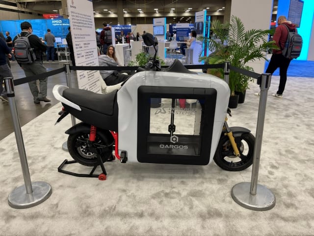 Qargos optimizes cargo space with this electric scooter.