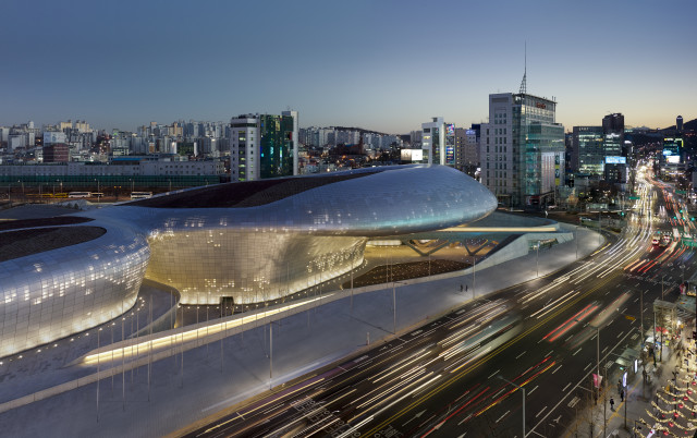 The DDP is a sweeping, modern aluminum structure set against Seoul's historic Dongdaemun District. (Image courtesy of Virgile Simon Bertrand.)