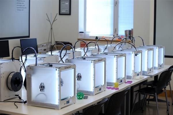 Ultimaker 3D printers provided to Illinois MakerLab for the new partnership. (Image courtesy of Ultimaker.)