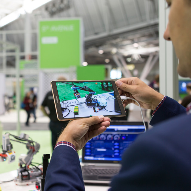 Jim Heppelmann’s vision is about closing the product lifecycle loop. It’s based on PTC’s PLM solution Windchill combined with the IoT platform ThingWorx, including the integration of new technologies in the augmented and virtual reality field.
