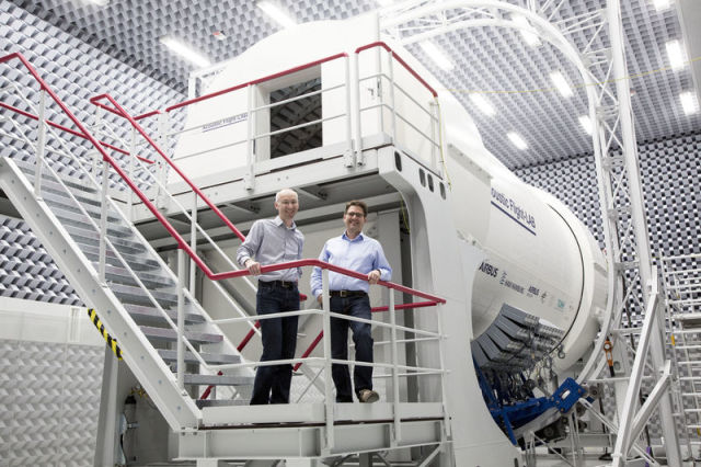 The acoustic lab's demonstrator is fixed in pneumatic jibs with a system of 128 individually controllable speakers that can apply sound waves around the entire fuselage section. (Image courtesy of Airbus.)