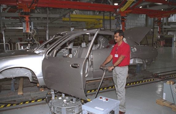 A floor-based door unloader developed by Northwestern University is tested at a GM plant. (Image courtesy Prasad Akella.)