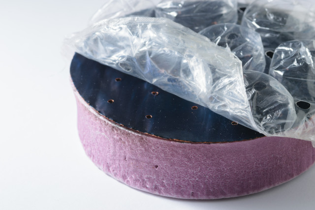 Bubble wrap, combined with a selective absorber, keeps heat from escaping the surface of the sponge. (Image courtesy of George Ni.)